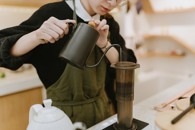 Barista bereitet Kaffee zu