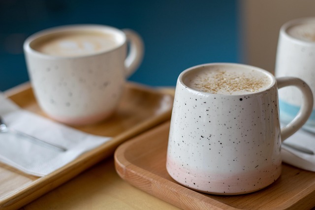 Kaffeetasse auf einem Tisch vor dem Café